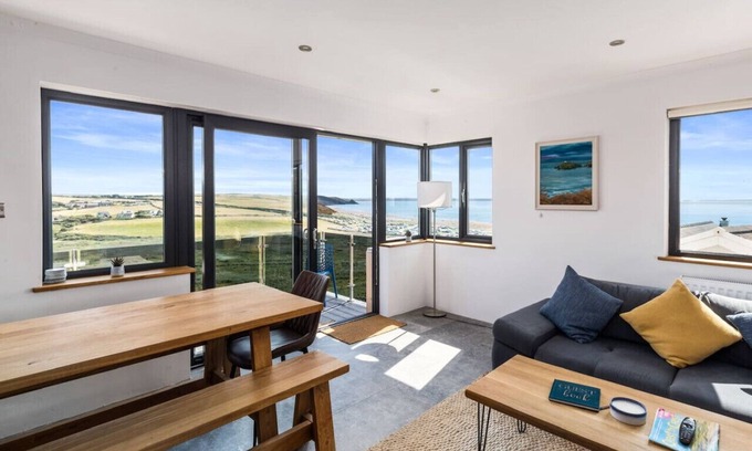 Penycwm Apartamento | Modern balcony property, Sea views over Newgale