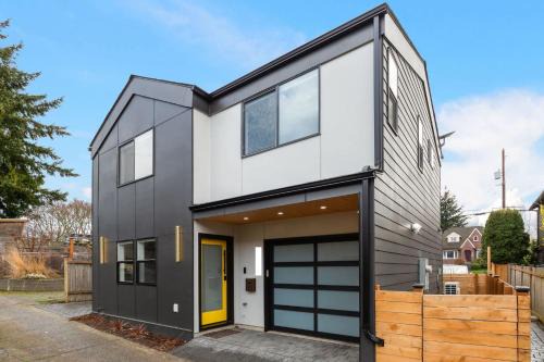 Sunset Hill Casa | Modern Ballard Retreat Near Beach & Parks