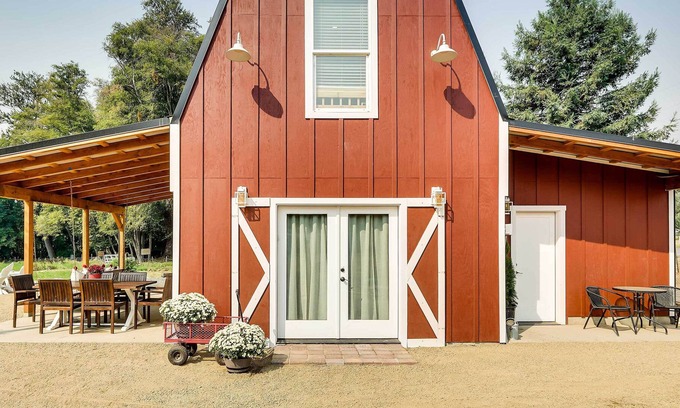 Jacksonville Casa | Modern Barn on Applegate River, Walk to Vineyard!