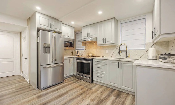 Ajax Apartamento | Modern Basement Oasis: Kitchen, Bed, Bath!