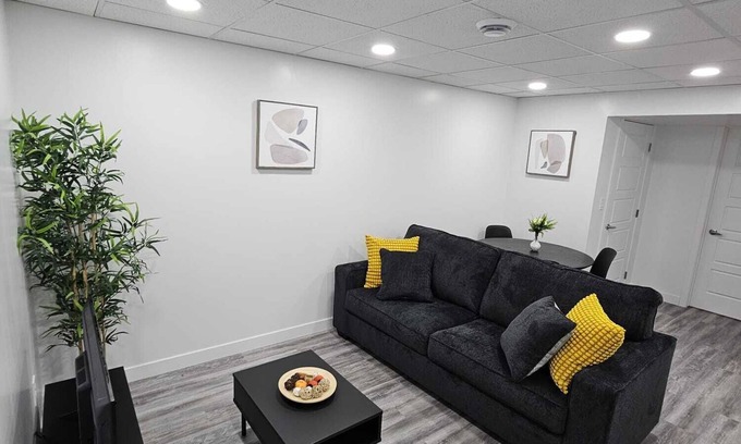 Winnipeg Apartamento | Modern Basement suite with seperate entrance close to grocery, restaurant & mall