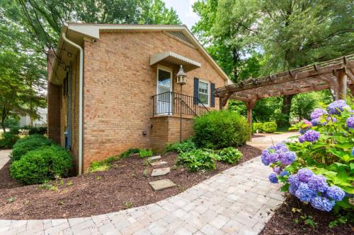 Greensboro Apartamento | Modern Basement Suite, 2BR Sofa Bed, Parking
