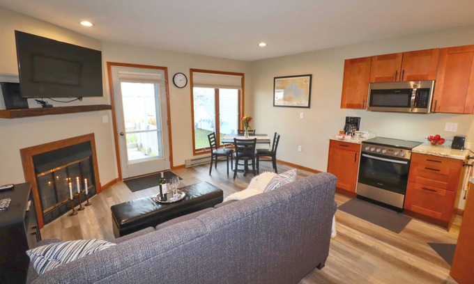 Bayfield Condominio | Modern Beach Front Condo with Lake Views