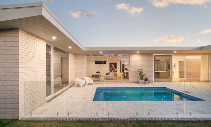Corlette Casa | Modern Beach Haven, hot Tub and Sauna ,6 minutes to beach or Market