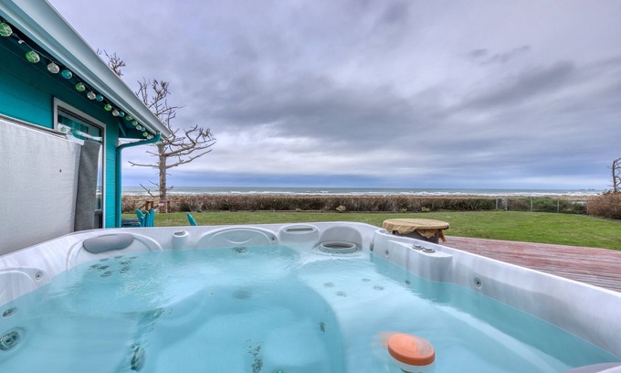 McKinleyville Casa | Moderna casa de playa con magníficas vistas del océano, jacuzzi privado y chimenea.