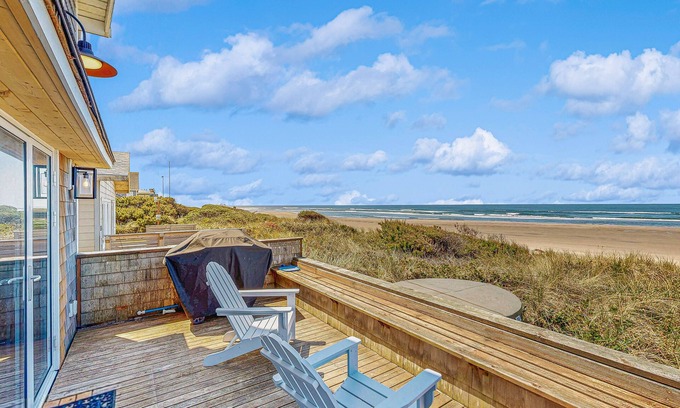 Rockaway Beach Cabaña | Casa de playa moderna y apta para perros con bañera de hidromasaje privada y vistas panorámicas al océano