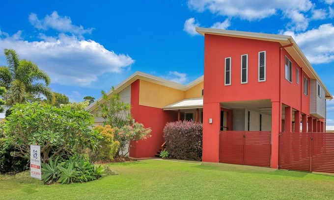 Woodgate Casa | Modern Beach House Close to Beach