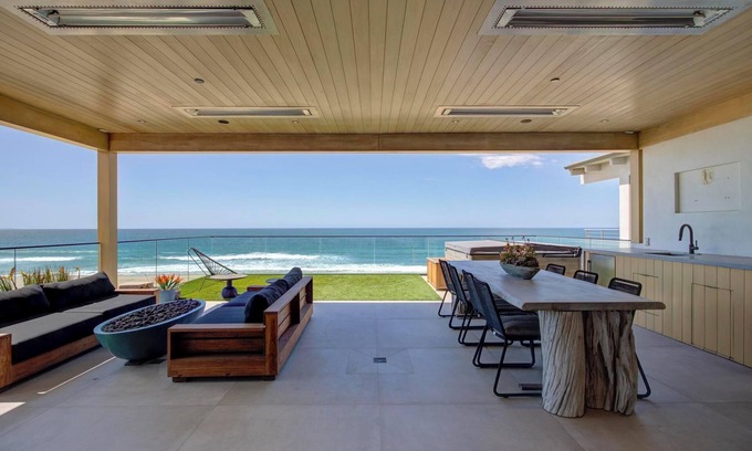 Gas Lamp Section Condominio | Modern Beachfront Oasis in Manhattan Beach – Luxury, Comfort, and Style