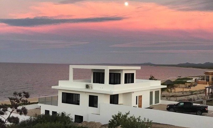La Ventana Casa | Modern beachfront 4 bedroom home w/ pool and hot tub - South Beach La Ventana