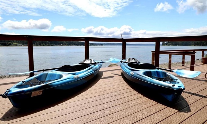 Allyn Casa | Modern Beachfront Cabin with Hot Tub and Spectacular Views