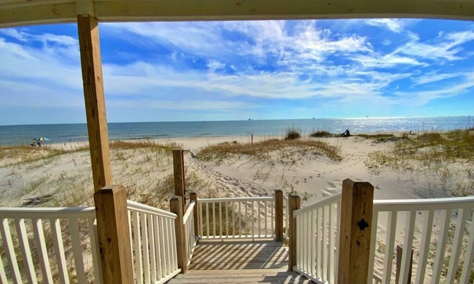 Southpointe Casa | Modern, Beachfront & Pet Friendly