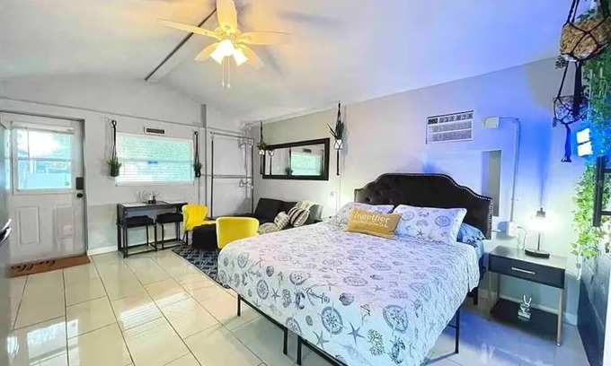 Childs Park Cabaña | Modern Beachside Guesthouse in Trendy Downtown