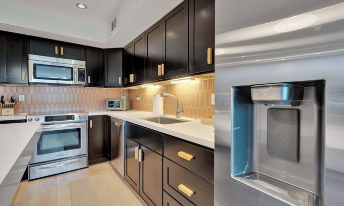 Palm Desert Condominio | Modern, beautiful 2-bedroom condo in the heart of El Paseo, Palm Desert.