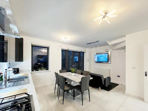 Coulsdon West Casa | Modern Beautiful 5 bed -Sleeps 13 - Free Parking