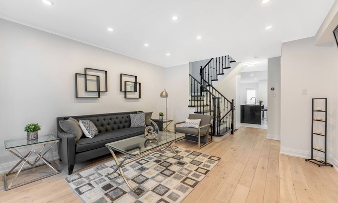 Bayview Glen Casa | Modern & Beautifully Decorated -3 Bdrm W/1Parking!