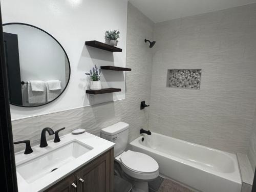 Harbor Casa | Modern Bedroom in Long Beach 1