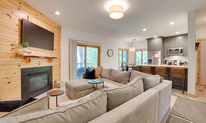 Mancelona Condominio | Modern Bellaire Condo: Pool Access, Near Skiing!