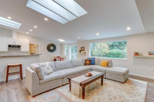 Sudden Valley Casa | Modern Bellingham Home for work & play, beach access