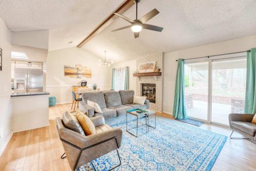 Bentonville Casa | Modern Bentonville Retreat - Sleeps 6 Near Trails