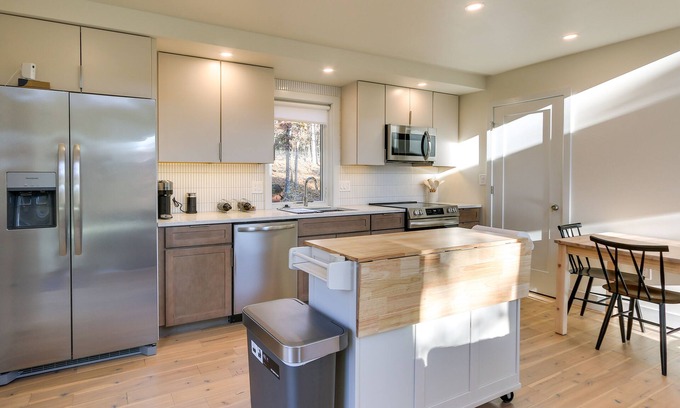 Berkeley Springs Cabina | Modern Berkeley Springs Cabin w/ Private Hot Tub!