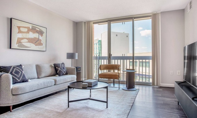 Woodmont Triangle Apartamento | Modern Bethesda 2BR w/ Concierge, Gym, W/D, walk to Metro, by Blueground