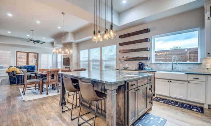 Old East Dallas Casa | Modern Biz-Friendly Duplex mins to DT/Convention Center W/Ping Pong & More!