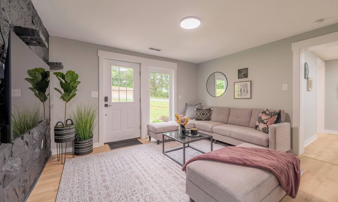 Blacksburg Casa | Modern Blacksburg retreat near VT, Radford & scenic Claytor Lake Perfect for work, play & relaxation