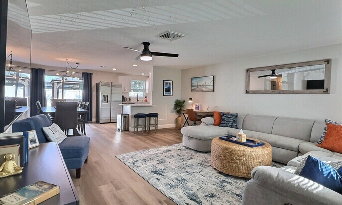 South Gate Ridge Casa | Modern bliss just 10 minutes from Siesta Key beaches and downtown Sarasota
