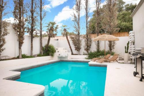 Medical Center District Casa | Modern Boho 5BR W Pool Six flags