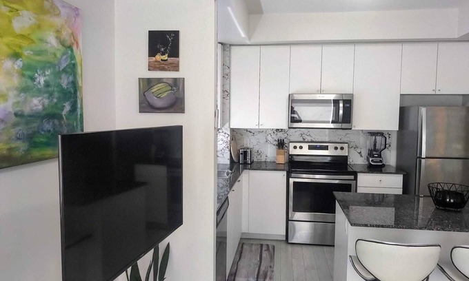 Woodbridge Casa | Modern Boutique Townhome Vaughan, Woodbridge 15 minutes to Airport & Attractions