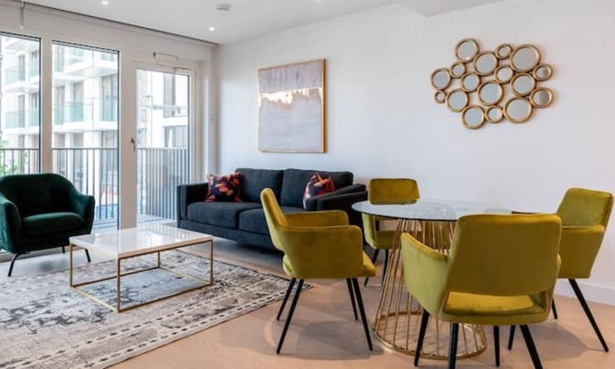 Shepherd's Bush Apartamento | Modern bright 1 bedroom flat with balcony, courtyard, spa, gym & 24-hr concierge