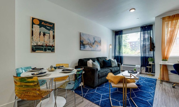 King Apartamento | Modern & Bright Walkable Alberta Condo, Fast WiFi
