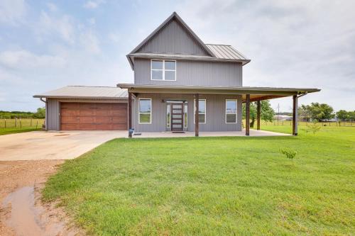 Bryan Casa | Modern Bryan Farmhouse on 1 Acre with Hot Tub!