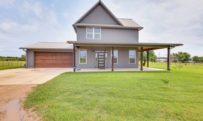 Bryan Casa | Modern Bryan Farmhouse on 1 Acre w/ Hot Tub!