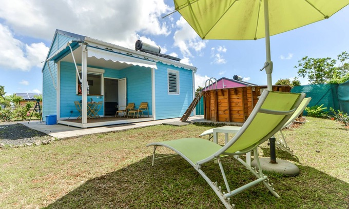 Baie-Mahault Casa | Bungalow-Bleu-Moderno-Habitación con desagüe-Vista a la Piscina