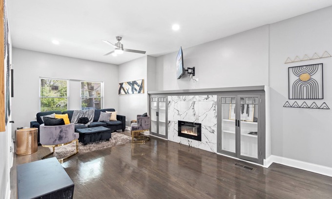 South Chicago Casa | Modern Bungalow near the beach! 20 minutes to downtown!