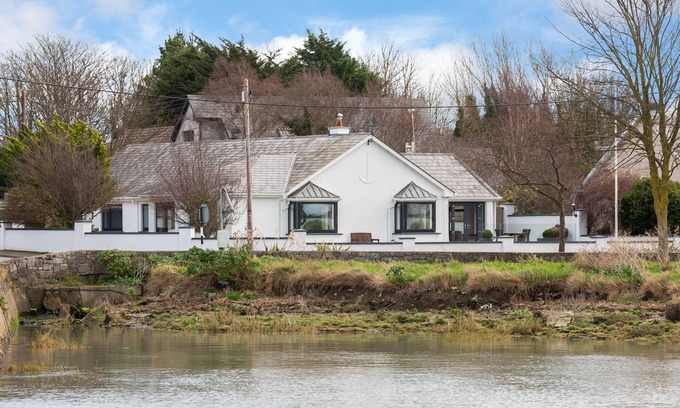 Rush Casa | Modern bungalow on the water, near airport and Dublin.