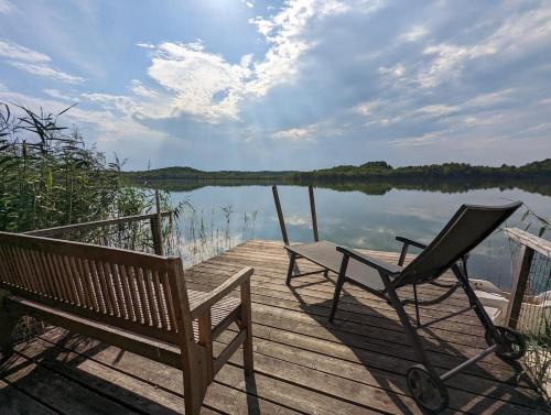 Wunsdorf Casa | Modern bungalow with direct lake access and fireplace