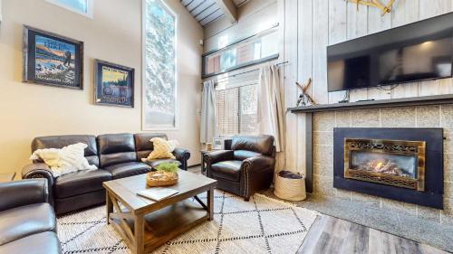 Mammoth Lakes Casa | Modern Cabin for Family of 8 - Near Slopes & Canyon Lodge