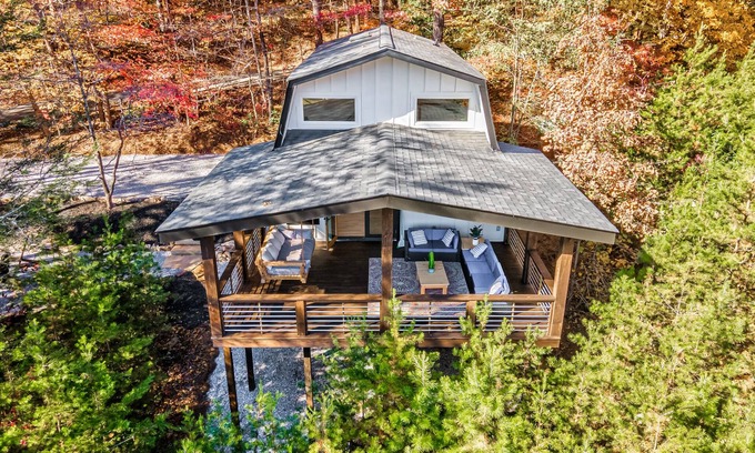 Hiawassee Cabina | Modern Cabin, Great View, Pet-Friendly, Close to town