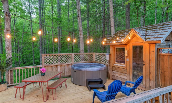 Fairview Cabina | Modern Cabin: Hot Tub & Sauna - 25 to AVL - Fireplace, Porch Swings & Privacy