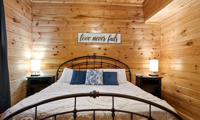 Broken Bow Casa | Modern Cabin in Broken Bow w Hot Tub Firepit