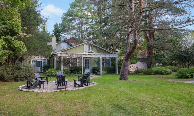 Saugatuck Cabina | Modern Cabin in Saugatuck with NEW Hot Tub!