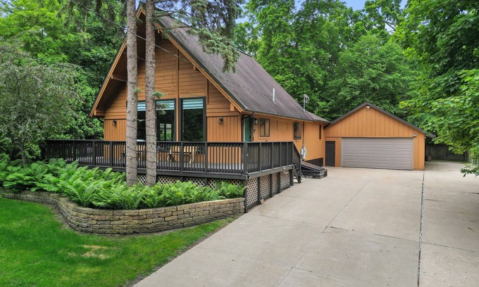 Twin Lakes Cabina | Modern Cabin located near Lake Mary Twin Lakes, WI- Game Room