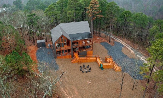 Broken Bow Cabina | Modern Cabin/Mountain Escape/Breathtaking Lake Views/Sleeps 15 Pet Friendly