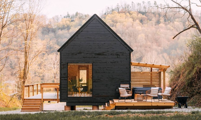 Frenchburg Cabina | Modern Cabin Nestled on 40 Acres w/ Hot Tub