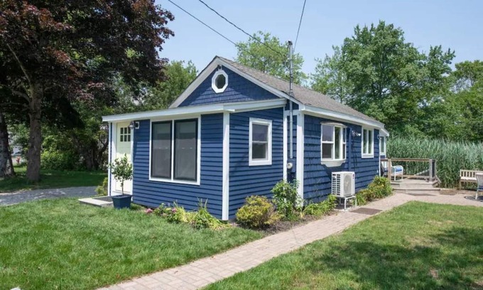 South Kingstown Casa | Modern Cabin on Narrow River; Fully Renovated
