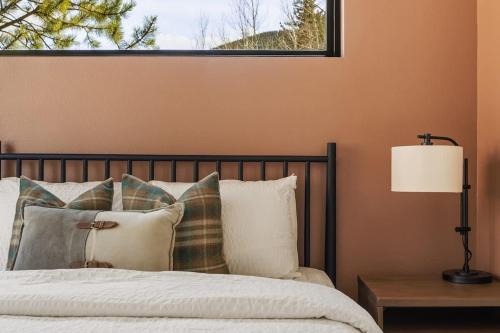 Grant Casa | Modern Cabin Stay Hike Bike Base GuanellaPass