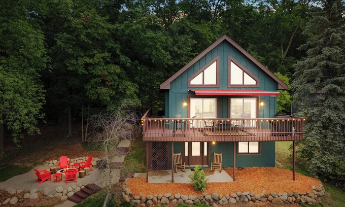 Boyne Falls Cabina | Modern Cabin-Stunning Fall Colors & Mtn Views-Hot Tub-Game Room-FirePit-Dogs!