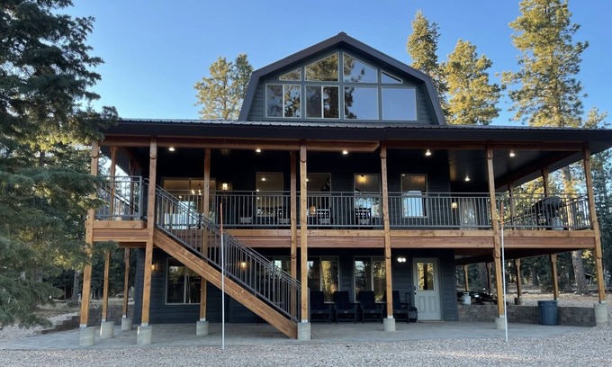 Duck Creek Village Cabina | Modern Cabin w/ Hot Tub, Swings, Fire Pit, & Kayaks